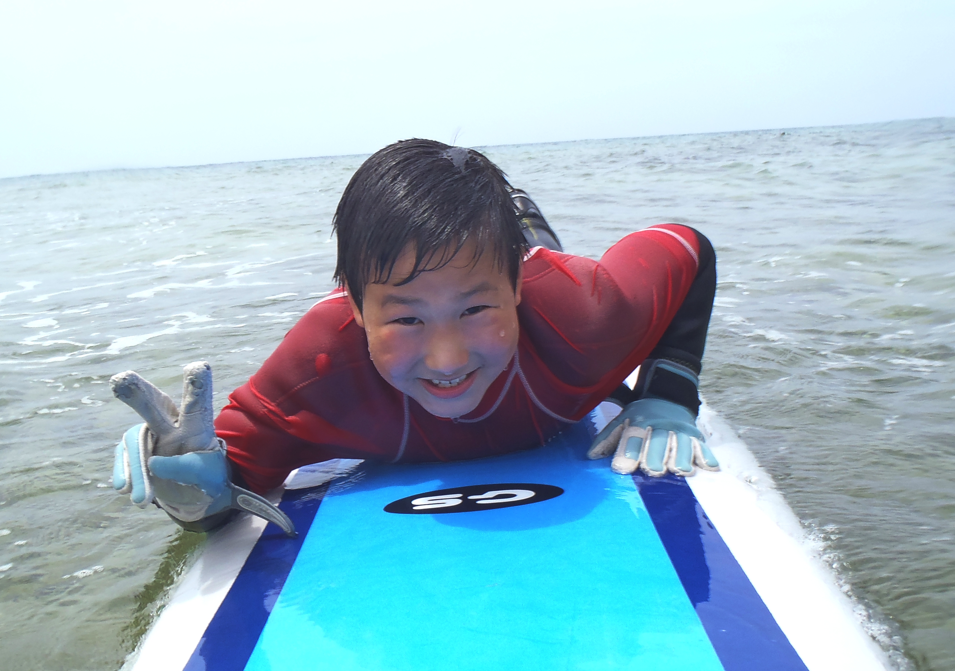 沖縄のシーナサーフで生まれて初めての体験サーフィン