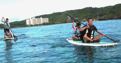 沖縄シーナサーフのパドルボード『青の洞窟冒険クルーズ』はご家族揃って楽しめます。