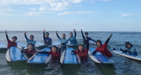 沖縄シーナサーフ・サーフィンスクール集合写真
