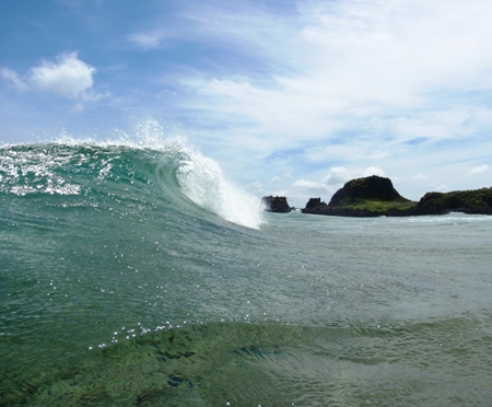 沖縄のちゅら海でサーフィンしませんか？！